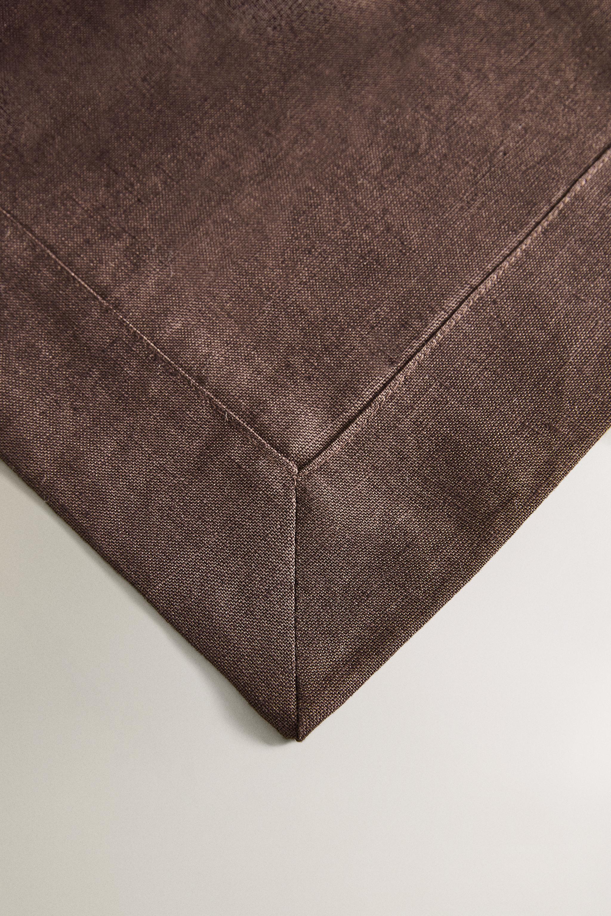 PLAIN-COLOURED LINEN TABLECLOTH